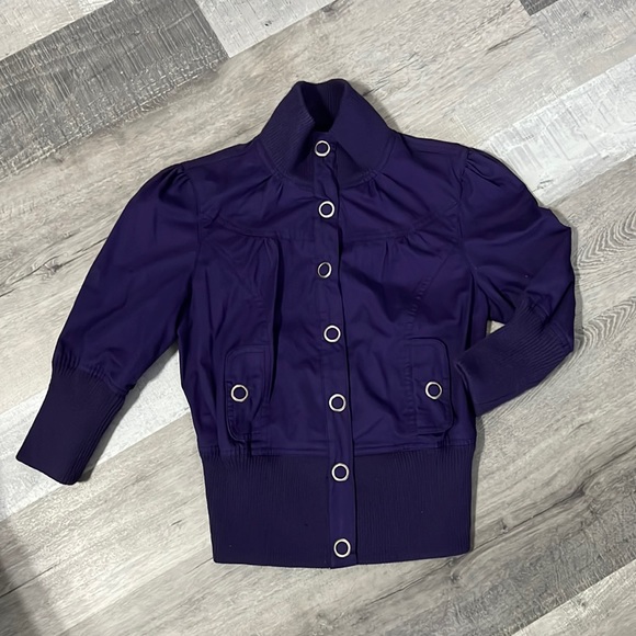 Miley Cyrus Max Azira Purple Jacket Buttoned 3/4 Ruched Sleeves Cropped Cuffed - Picture 2 of 8